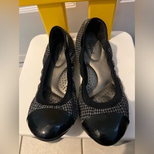 Dexflex Comfort Black and Gray Scrunch Ballet Flat Size 5
